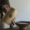 Cera vegetal en formato perlas adaptada a cualquier espacio. Cera inolora con la opción de perfumarla