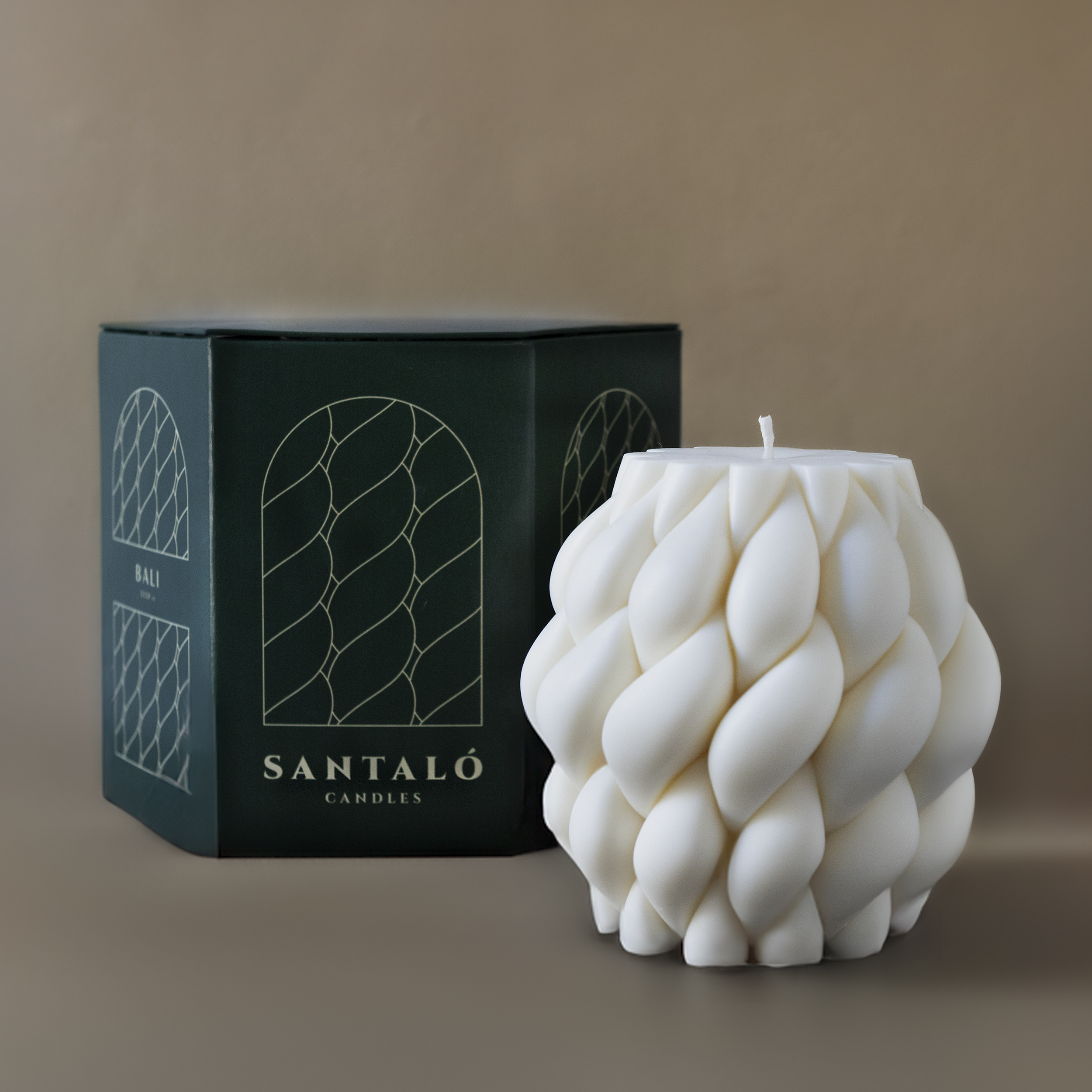 Vela de soja decorativa perfumada hecha a mano. Colección Decor Santaló Candles. Vela Bali con packaging