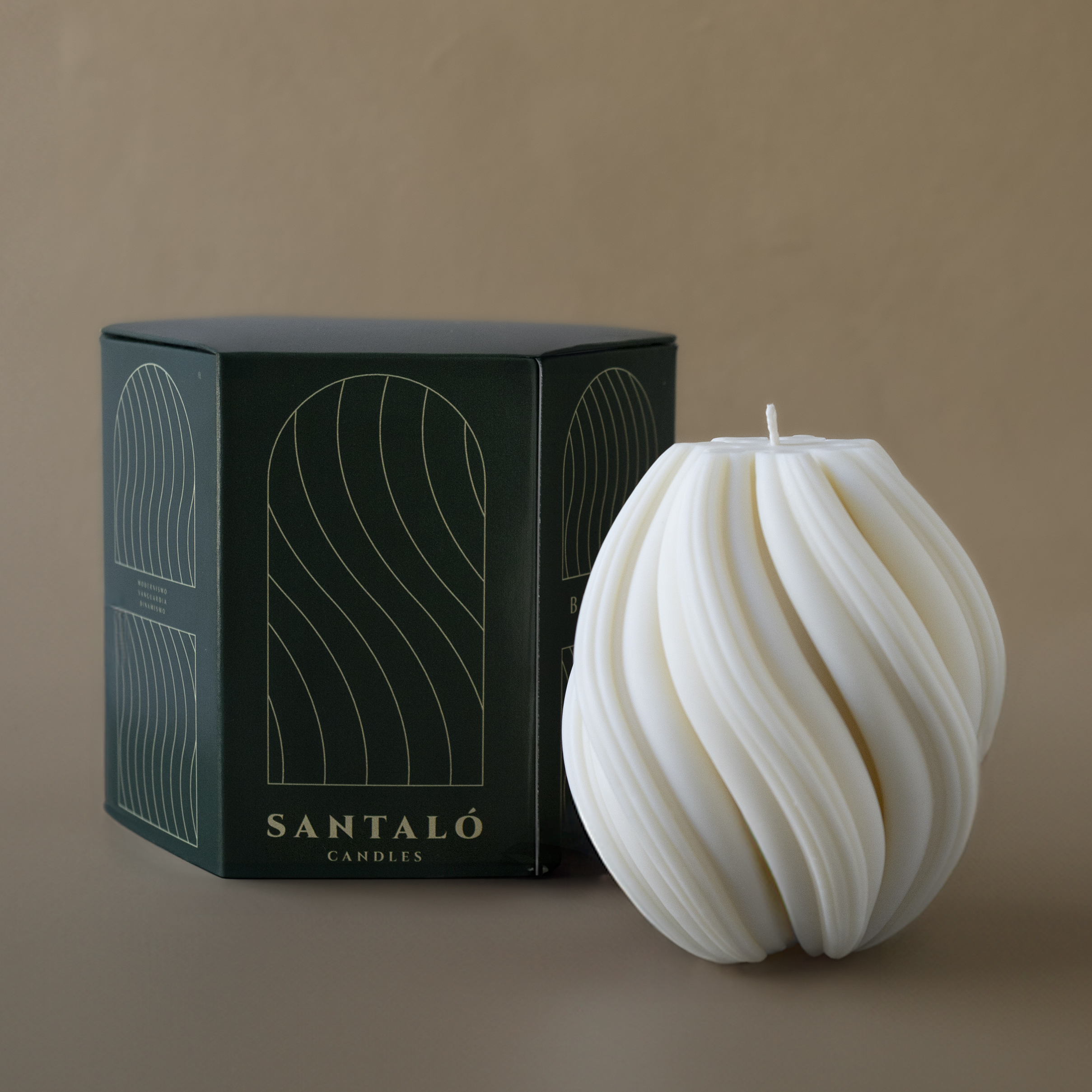 Vela de soja decorativa perfumada hecha a mano. Colección Decor Santaló Candles. Vela Barcelona con packaging