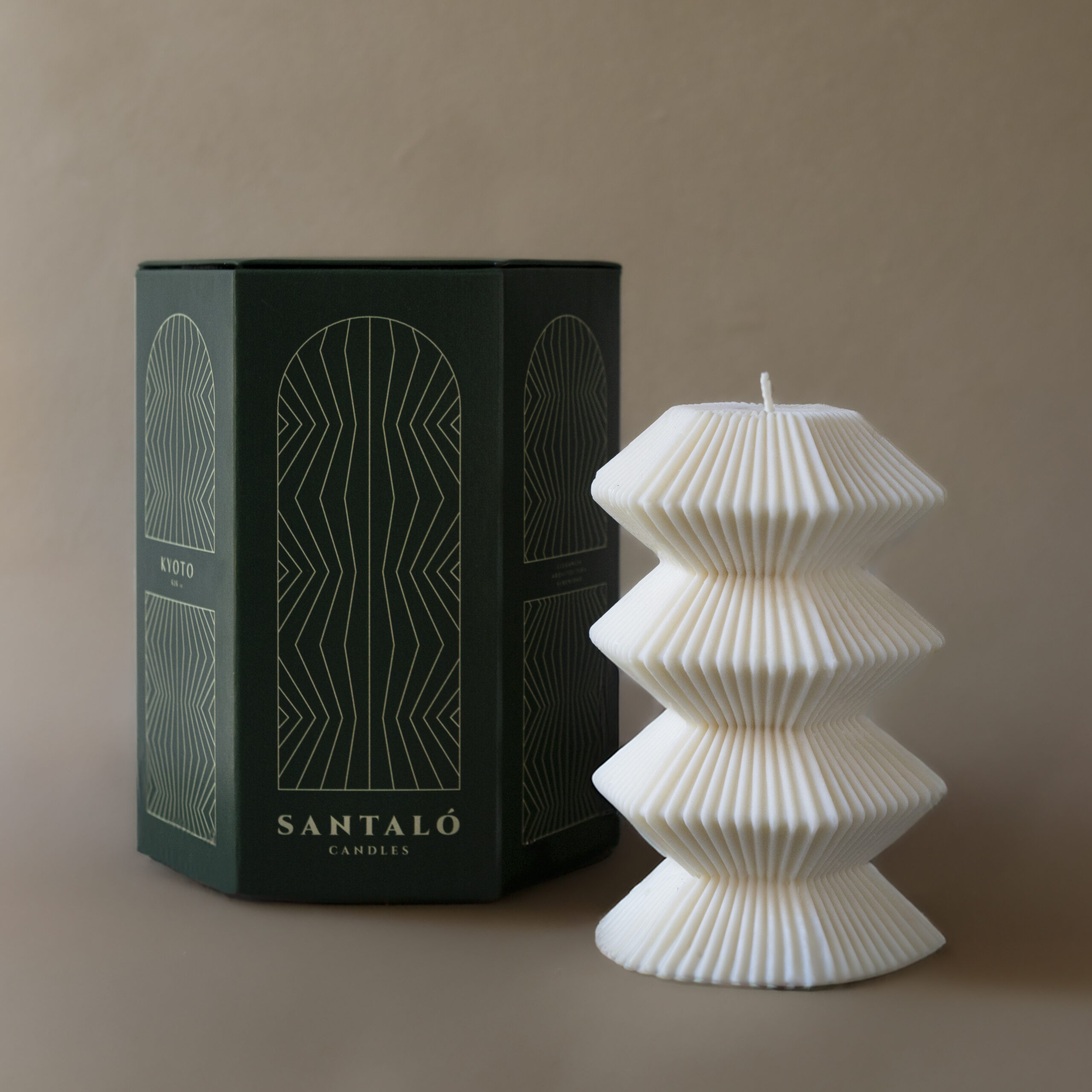 Vela de soja decorativa perfumada hecha a mano. Colección Decor Santaló Candles. Vela Kyoto con packaging