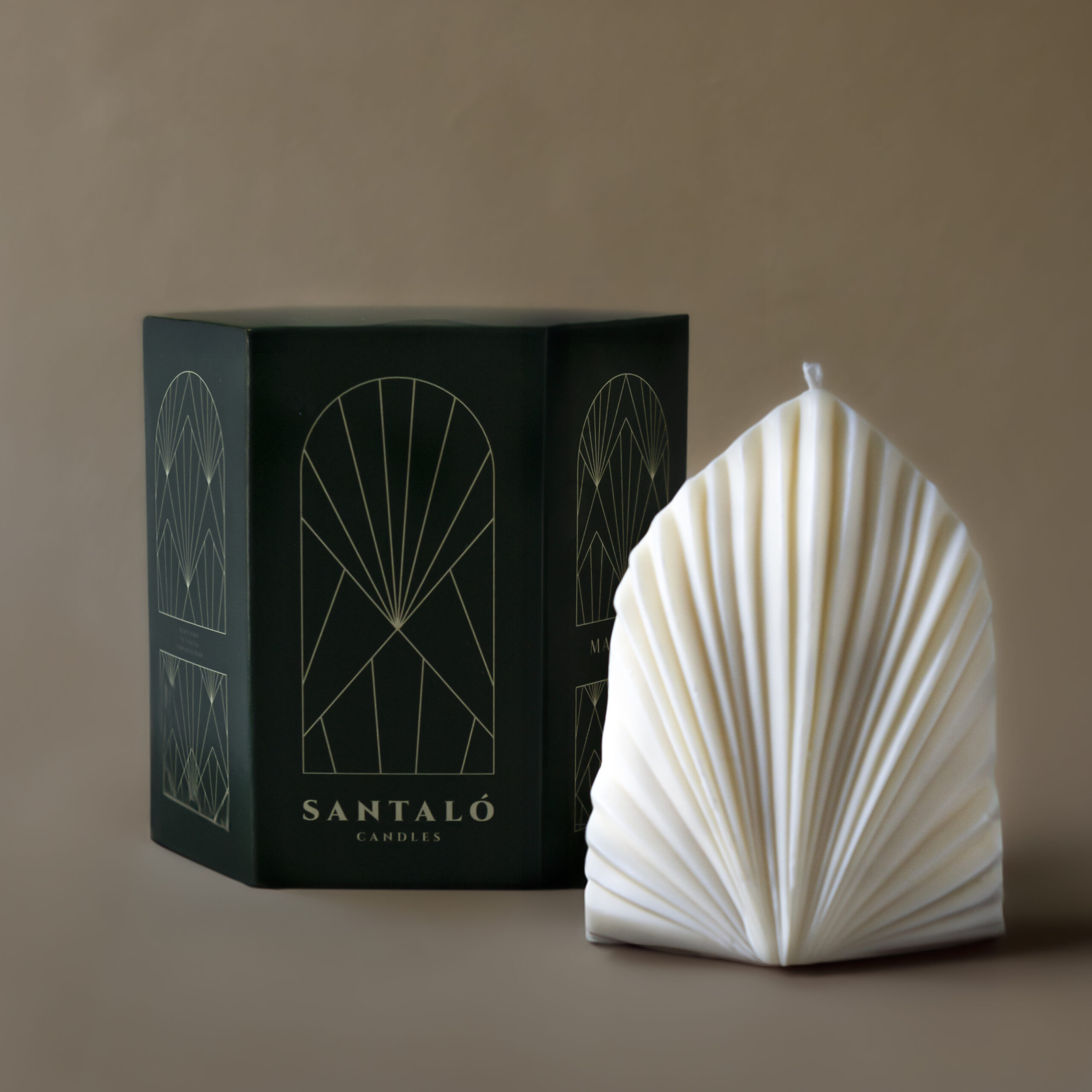 Vela de soja decorativa perfumada hecha a mano. Colección Decor Santaló Candles. Vela Maldives con packaging