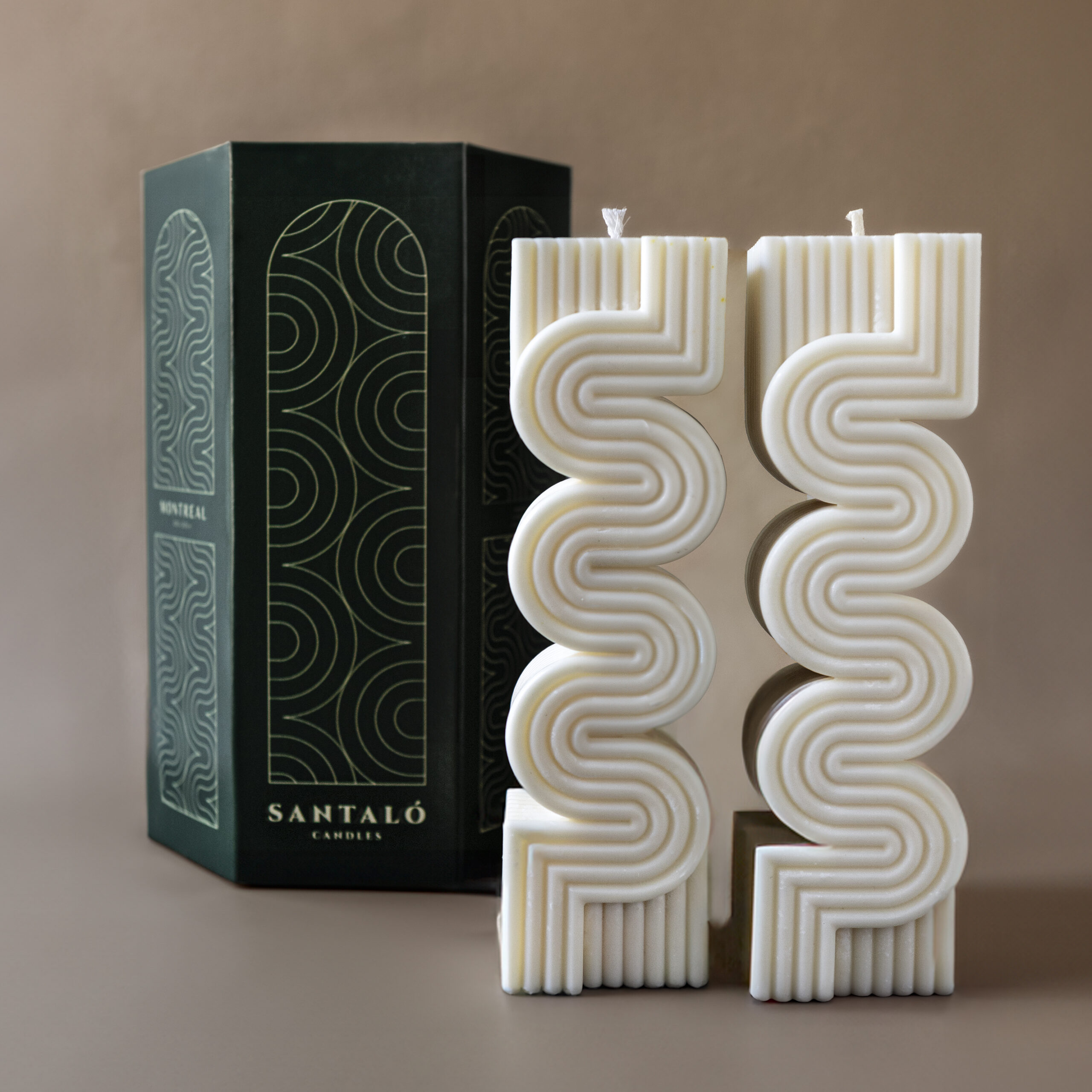 Vela de soja decorativa perfumada hecha a mano. Colección Decor Santaló Candles. Vela Montreal con packaging