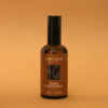 Home Spray con fragancia de ámbar y cardamomo en envase de vidrio ámbar