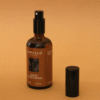Home Spray con fragancia de ámbar y cardamomo en envase de vidrio ámbar