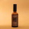 Home Spray con fragancia de ámbar y madera de cedro en envase de vidrio ámbar