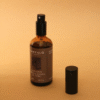 Home Spray con fragancia de ámbar y madera de cedro en envase de vidrio ámbar