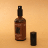 Home Spray con fragancia de mirra arábica y oud en envase de vidrio ámbar