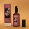 Home Spray con fragancia de peonía y gamuza en envase de vidrio ámbar