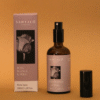 Home Spray con fragancia de rosa blanca y pera en envase de vidrio ámbar