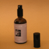 Home Spray con fragancia de rosa blanca y pera en envase de vidrio ámbar