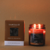 Vela Aromática con fragancia de ámbar y cardamomo en envase de vidrio ámbar