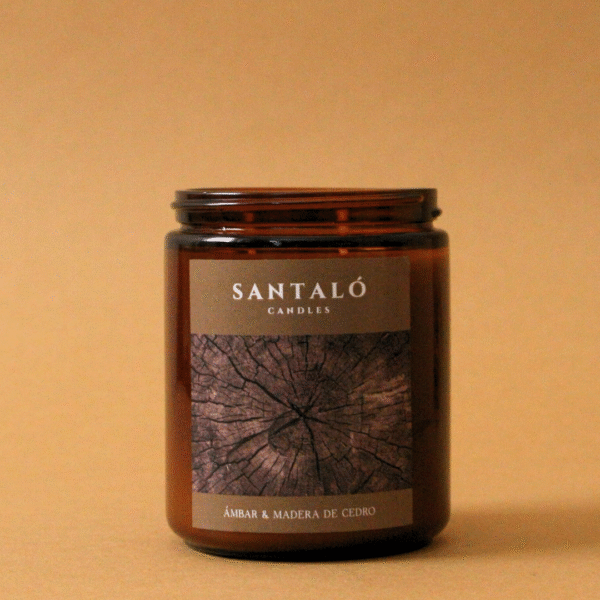 Vela Aromática con fragancia de ámbar y madera de cedro en envase de vidrio ámbar