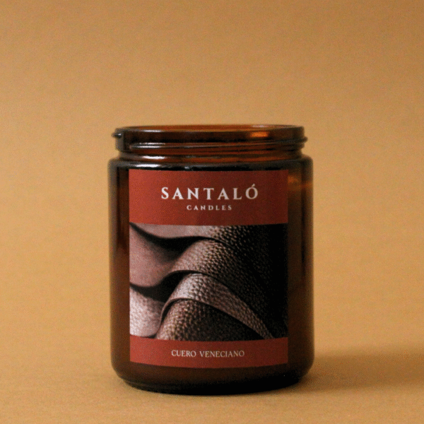 Vela Aromática con fragancia de cuero veneciano en envase de vidrio ámbar