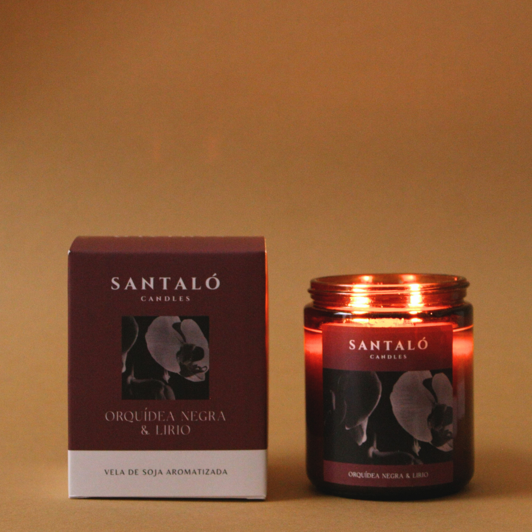 Vela Aromática con fragancia de orquídea negra y lirio en envase de vidrio ámbar