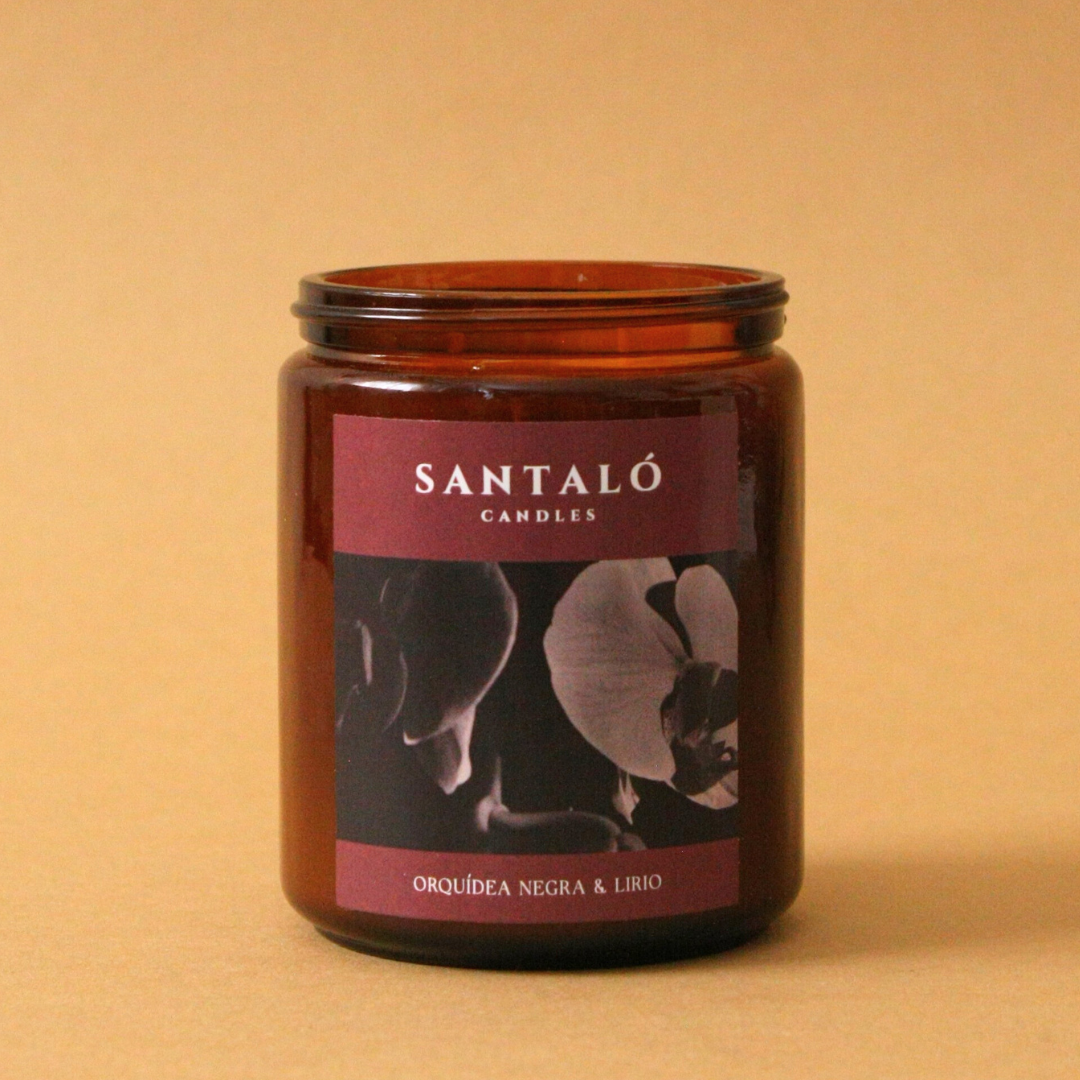 Vela Aromática con fragancia de orquídea negra y lirio en envase de vidrio ámbar