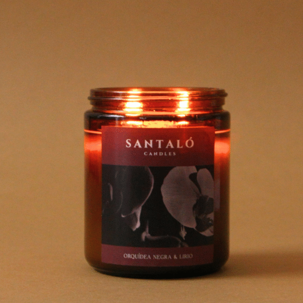Vela Aromática con fragancia de orquídea negra y lirio en envase de vidrio ámbar