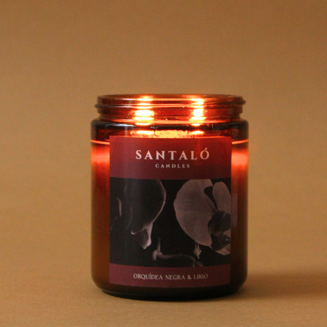 Vela Aromática con fragancia de orquídea negra y lirio en envase de vidrio ámbar