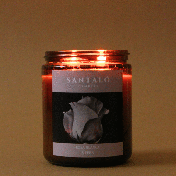 Vela Aromática con fragancia de rosa blanca y pera en envase de vidrio ámbar