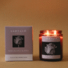 Vela Aromática con fragancia de rosa blanca y pera en envase de vidrio ámbar